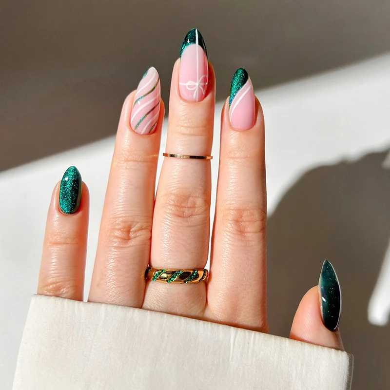 Kreatives Nagelset mit Glitzer- und Marmorierungseffekt Karnz