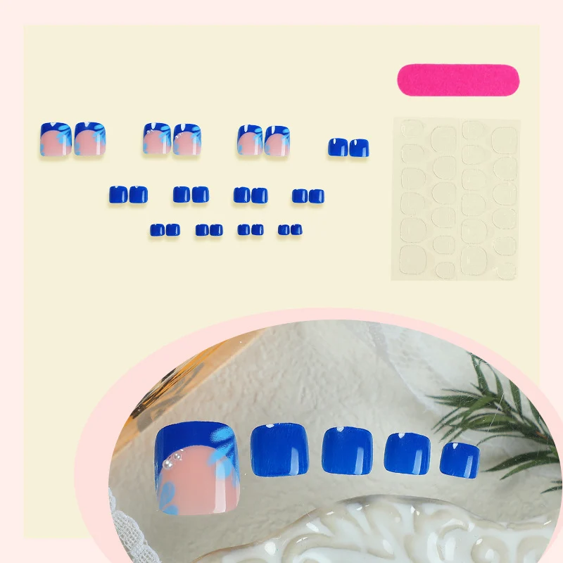 Kreatives Nagelset mit floralem Design und bunten Akzenten Karnz
