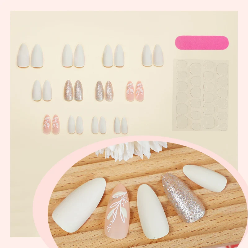 Kreatives Nagelset mit eleganten Verzierungen Karnz
