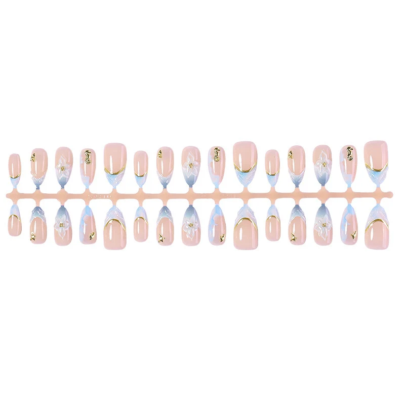 Kreatives Nagelset mit eleganten Goldverzierungen Karnz