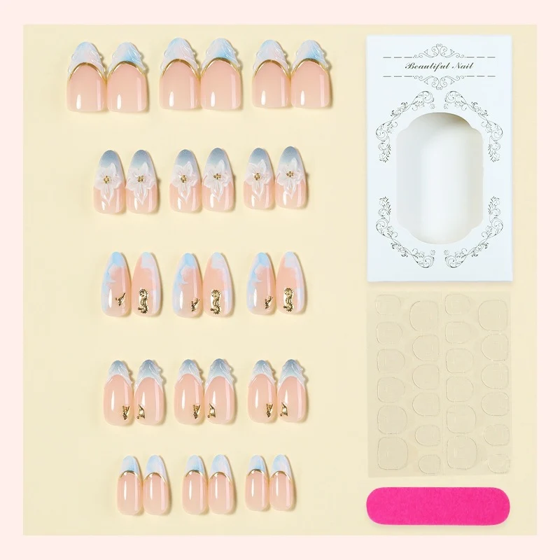 Kreatives Nagelset mit eleganten Goldverzierungen Karnz