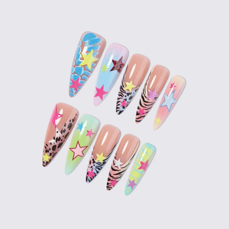 Kreatives Nagelset mit bunten Sternen und Tiermustern Karnz