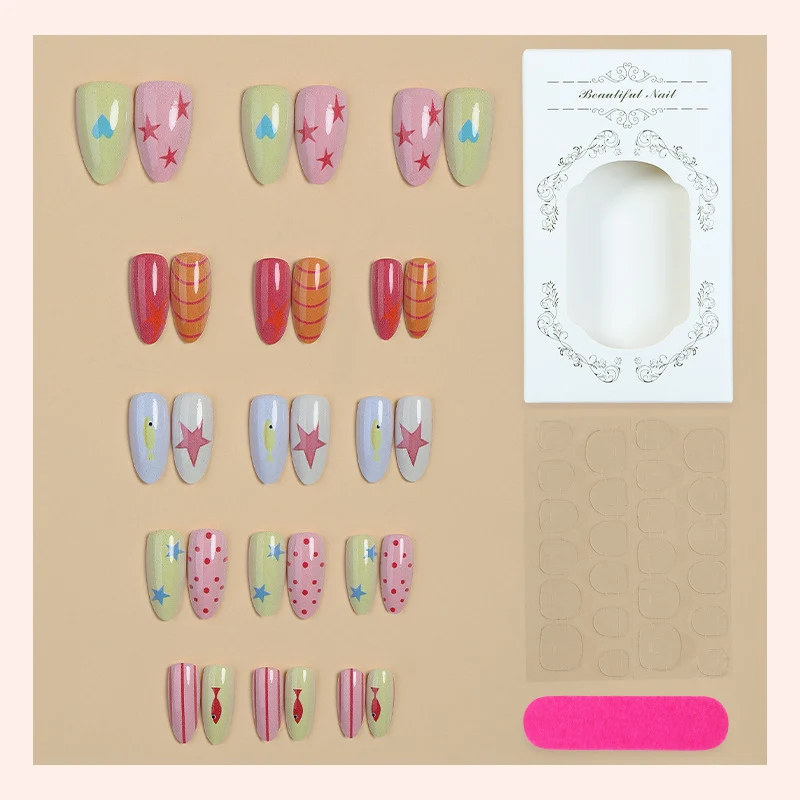 Kreatives Nagelset mit bunten Designs und maritimen Motiven Karnz