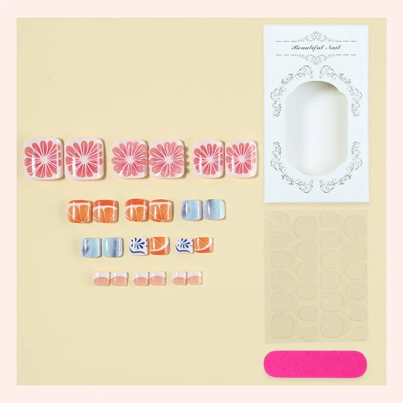 Kreatives Nagelset mit Blumen- und Fruchtverzierungen Karnz