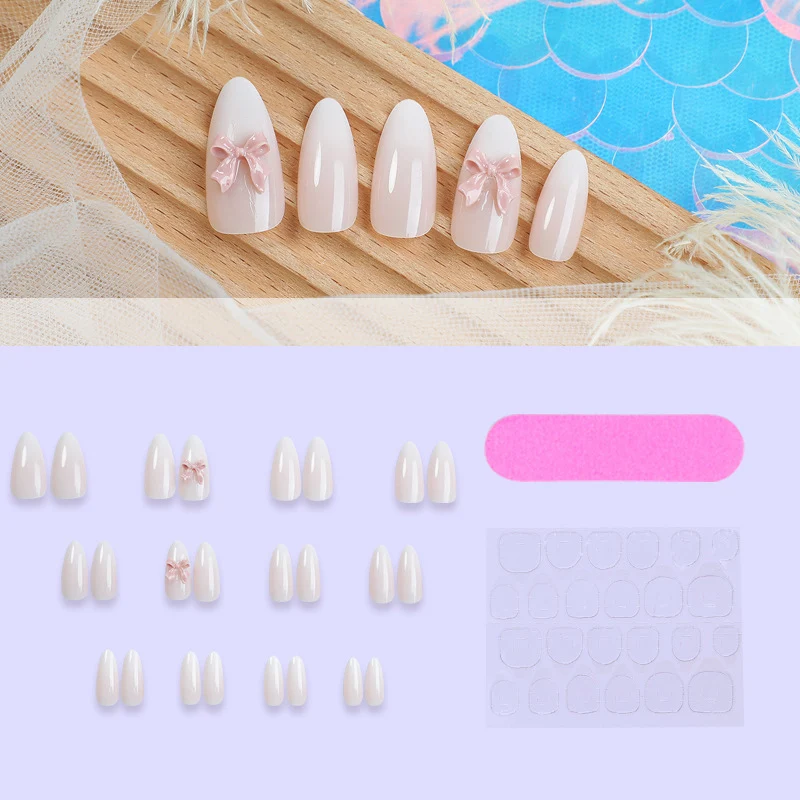 Kreatives Nagelkunst Set mit stilvollen Details Karnz