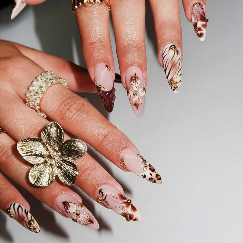 Kreatives Nageldesign Set mit eleganten Akzenten Karnz