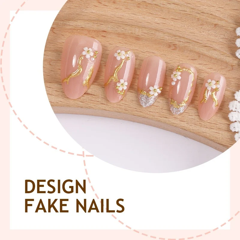 Kreatives Kunstnagelset mit zarter Blumendekoration und Glitzerelementen Karnz