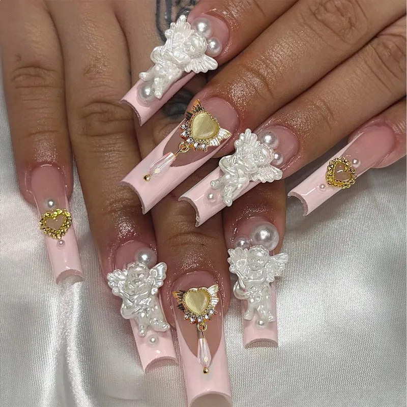 Kreatives Kunstnagelset mit zarten Perlen- und Glanzakzenten Karnz