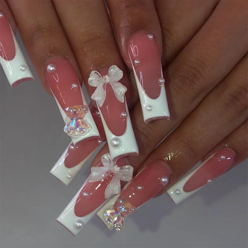 Kreatives Kunstnagelset mit zarten Perlen- und Glanzakzenten Karnz