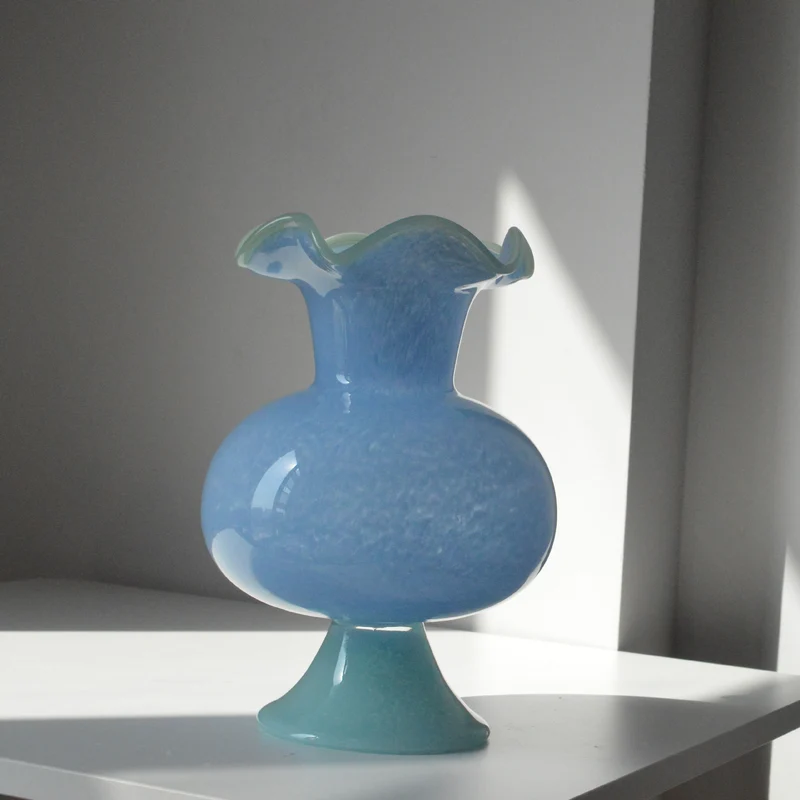Handgeblasene Vase aus Kunstglas mit rüschigem Rand und Bulb-on-Pedestal Karnz