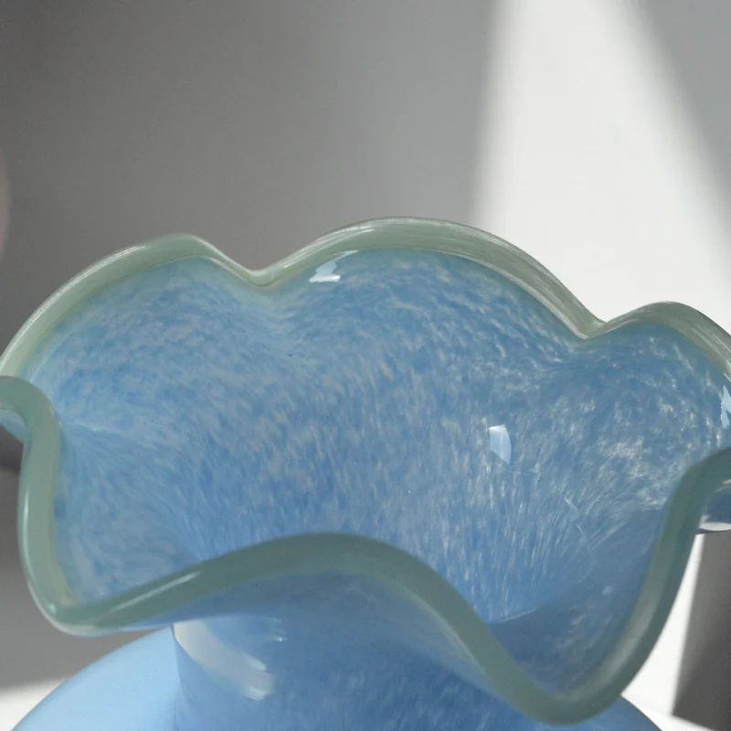 Handgeblasene Vase aus Kunstglas mit rüschigem Rand und Bulb-on-Pedestal Karnz