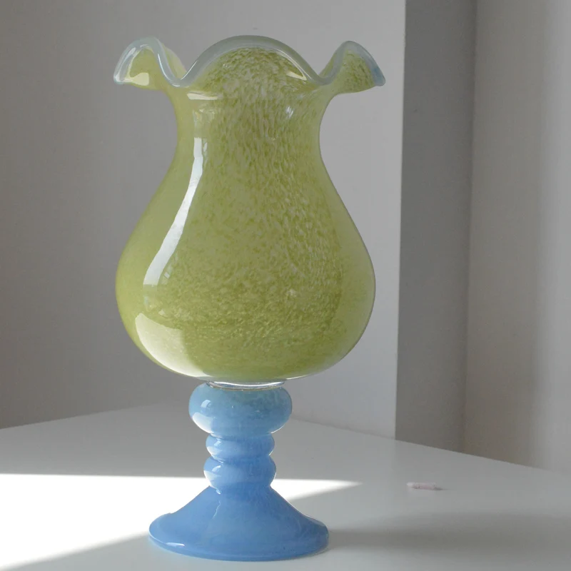 Handgeblasene Vase aus Kunstglas mit rüschigem Rand und Bulb-on-Pedestal Karnz