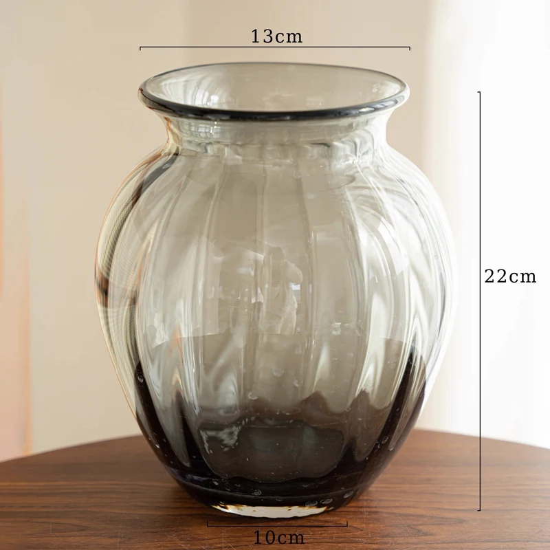 Mouthblown gerippte rauchige Glaslampen-Vase mit schmalem Hals Karnz