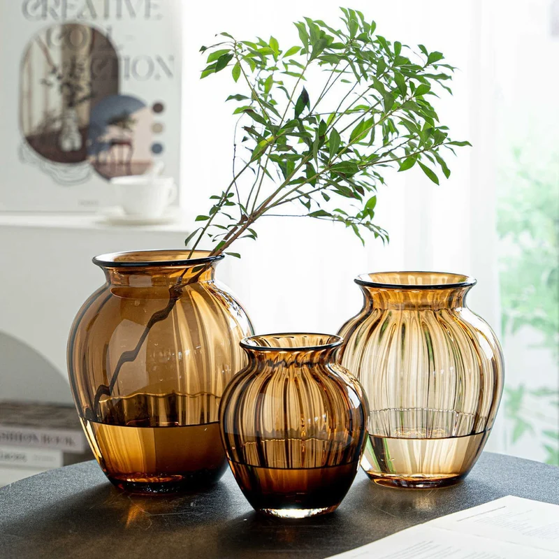 Mouthblown gerippte rauchige Glaslampen-Vase mit schmalem Hals Karnz