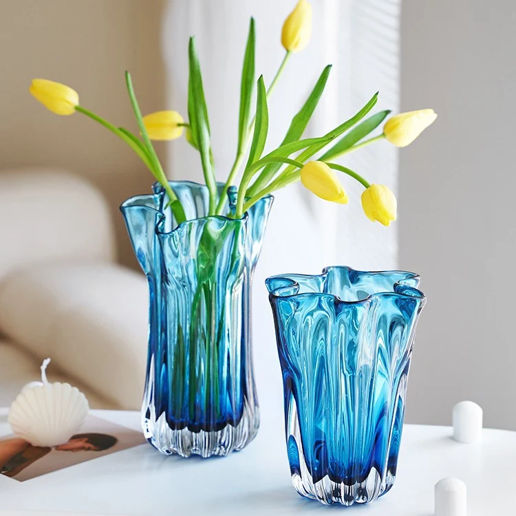 Mouth-blown gerippte Blütenrand dekorative Glas Tischvase Karnz