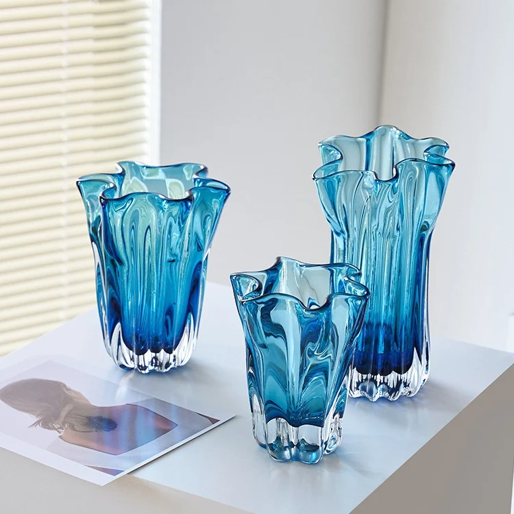 Mouth-blown gerippte Blütenrand dekorative Glas Tischvase Karnz