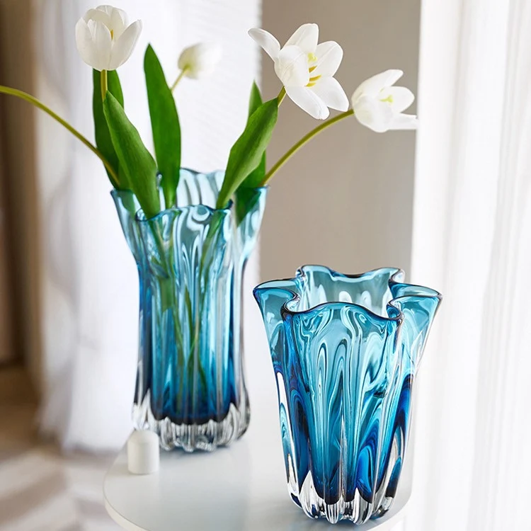 Mouth-blown gerippte Blütenrand dekorative Glas Tischvase Karnz