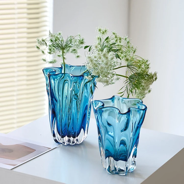 Mouth-blown gerippte Blütenrand dekorative Glas Tischvase Karnz