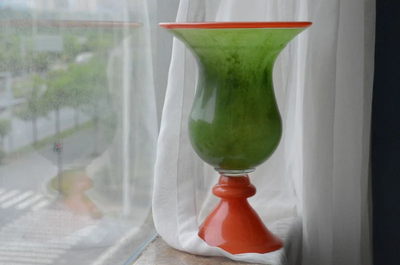 Mouthblown gerippte Podest Kunstglas Trompetenvase Karnz