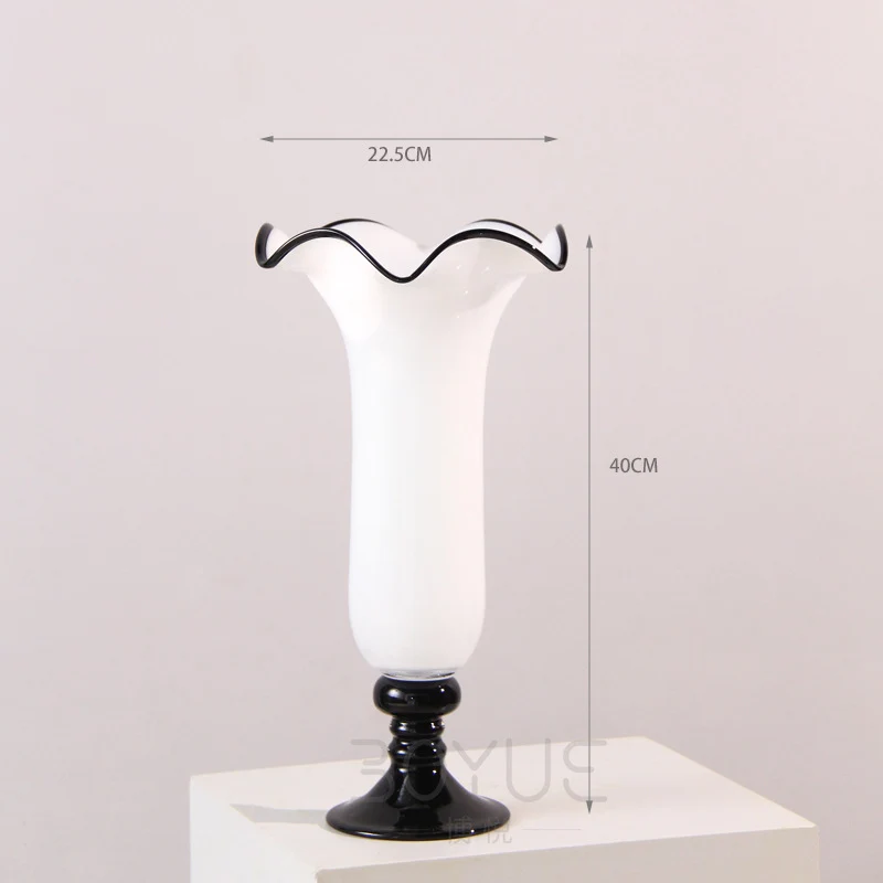 Mouthblown gerippte Podest Kunstglas Trompetenvase Karnz
