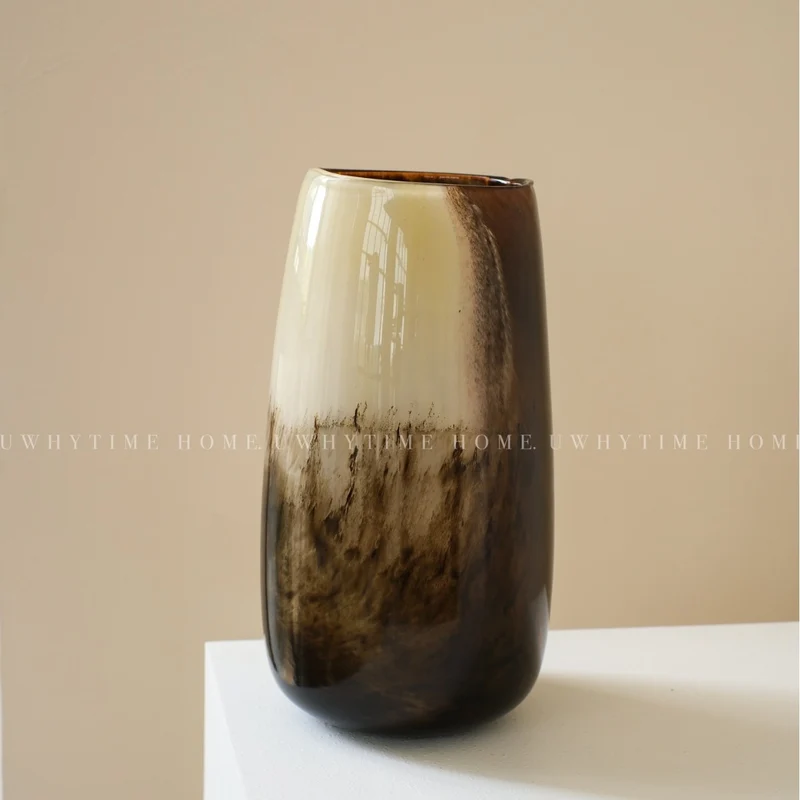 Zeitgenössische hohe handgeblasene Gradient-Glas-Display-Vase Karnz