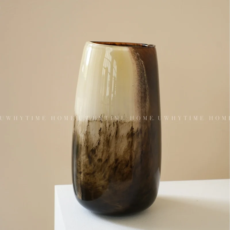 Zeitgenössische hohe handgeblasene Gradient-Glas-Display-Vase Karnz