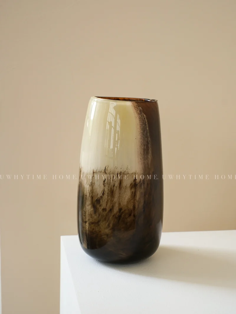 Zeitgenössische hohe handgeblasene Gradient-Glas-Display-Vase Karnz