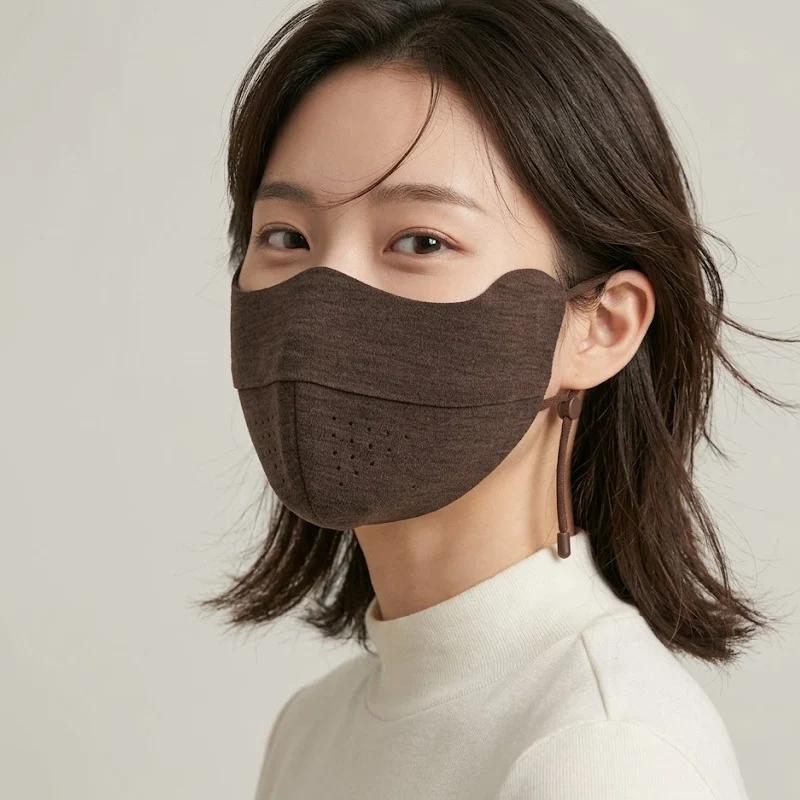 Samtierte wiederverwendbare Gesichtsmaske mit atmungsaktiven Perforationen und verstellbaren Ohrschlaufen Karnz