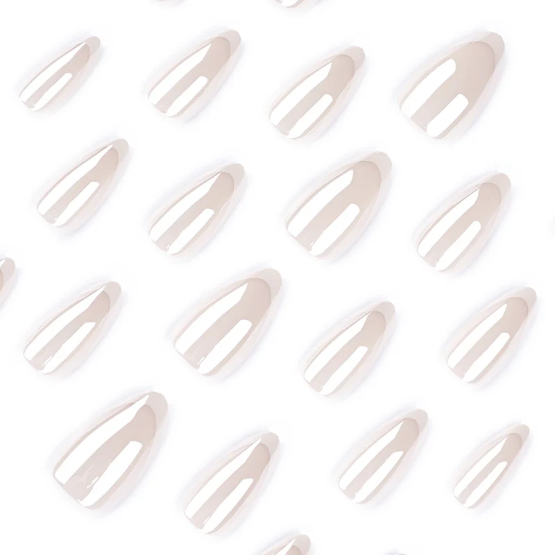 Kunstvolle Stiletto-Nägel mit Eleganten French-Tip Verzierungen Karnz