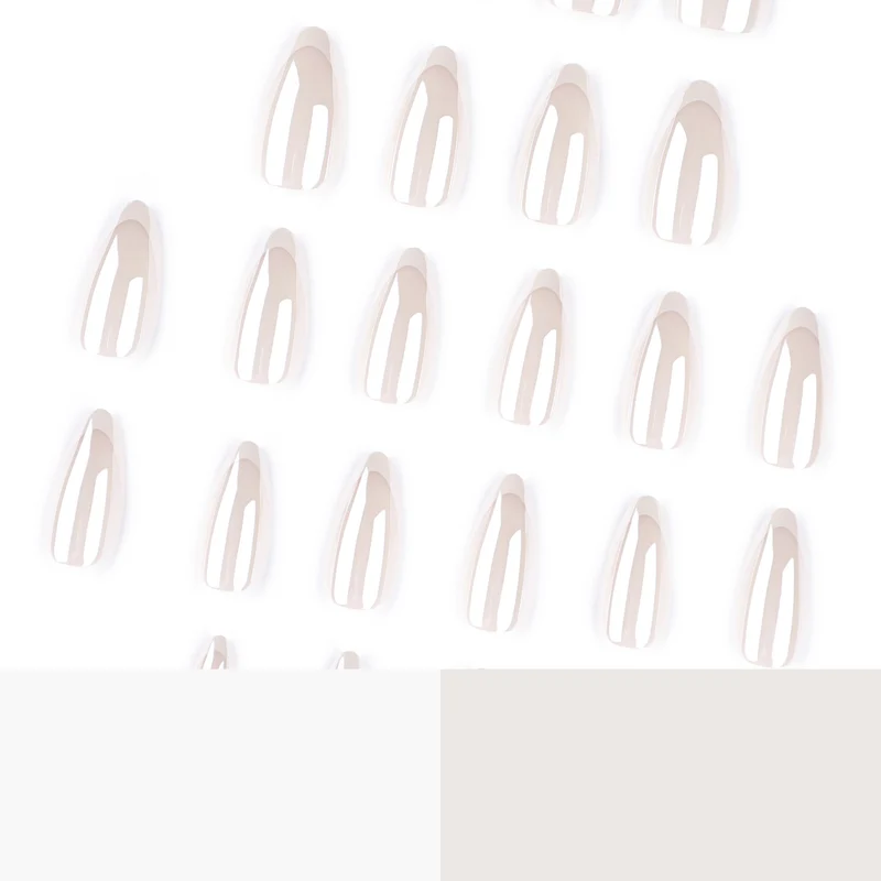 Kunstvolle Stiletto-Nägel mit Eleganten French-Tip Verzierungen Karnz
