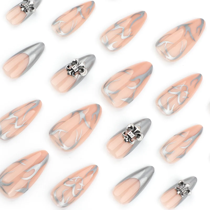 Kunstvolle Stiletto-Nägel mit eleganten Akzenten Karnz