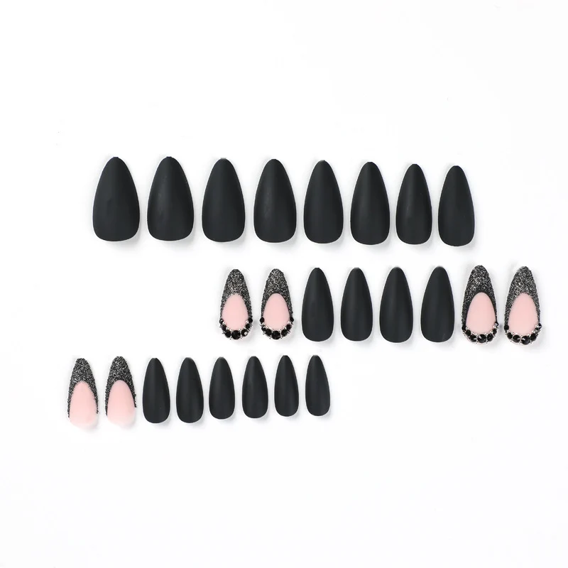 Kunstvolle Stiletto-Nägel mit elegantem Schwarz-Design und Glitzerakzenten Karnz