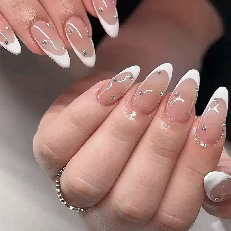 Kunstvolle Stiletto-Nägel mit elegantem Glitzer-Design Karnz
