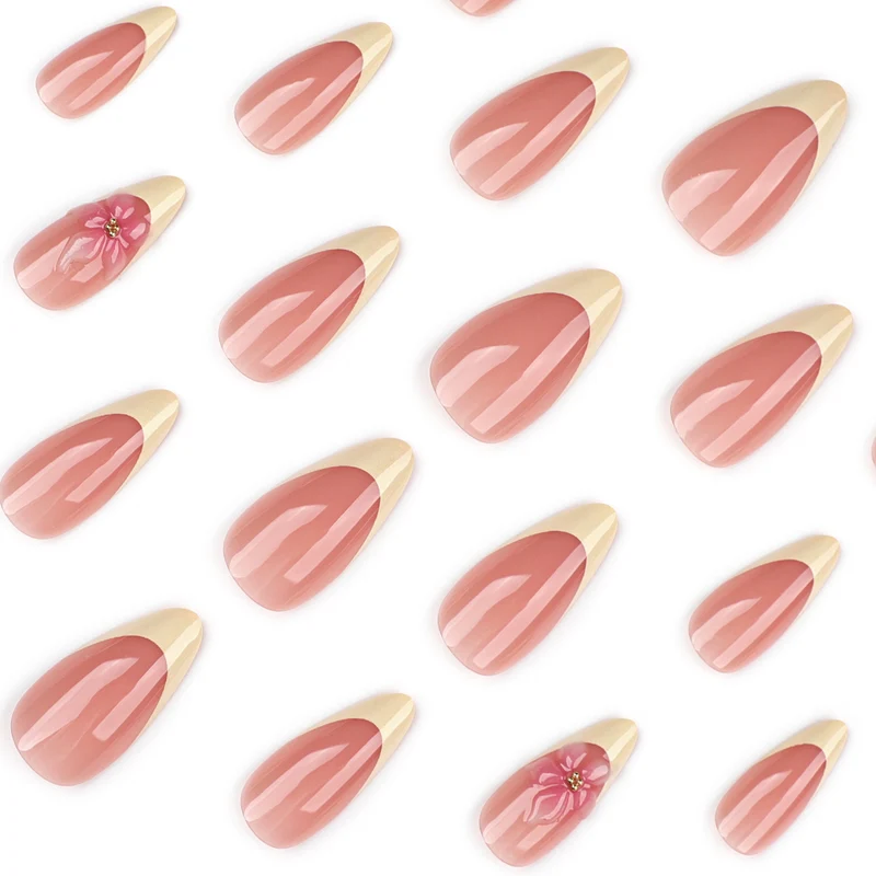 Kunstvolle Stiletto-Nägel mit elegantem Blüten-Akzent Karnz