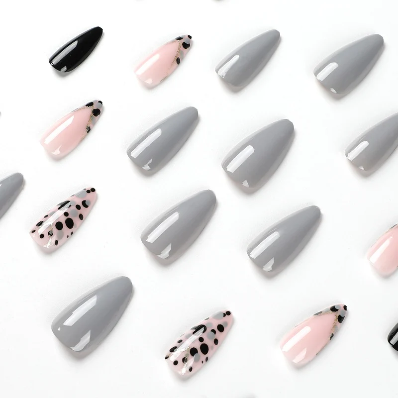 Kunstvolle Stiletto-Nägel mit elegantem Akzent-Design Karnz