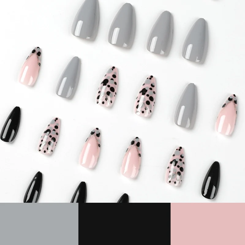 Kunstvolle Stiletto-Nägel mit elegantem Akzent-Design Karnz