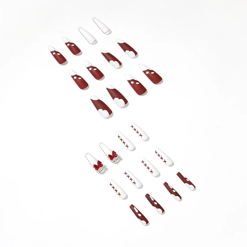 Kunstvolle Stiletto-Nägel mit Dekor und Glitzer Karnz