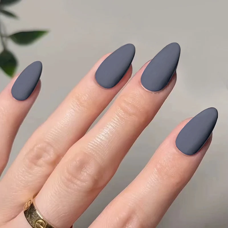 Kunstvolle Stiletto-Nägel im matten Design Karnz