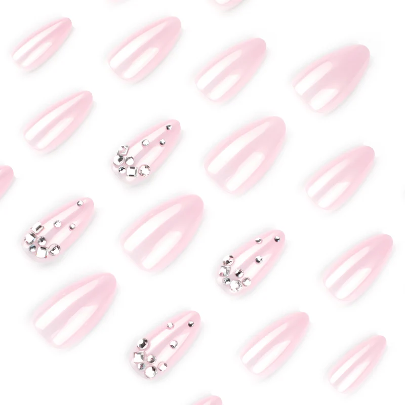Kunstvolle Nailart mit zarten Glitzerakzenten und elegantem French-Tip Karnz