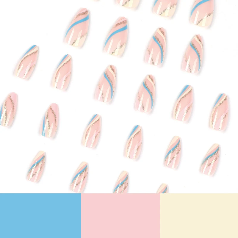 Kunstvolle Nailart mit metallic Akzenten und abstrakten Designs Karnz