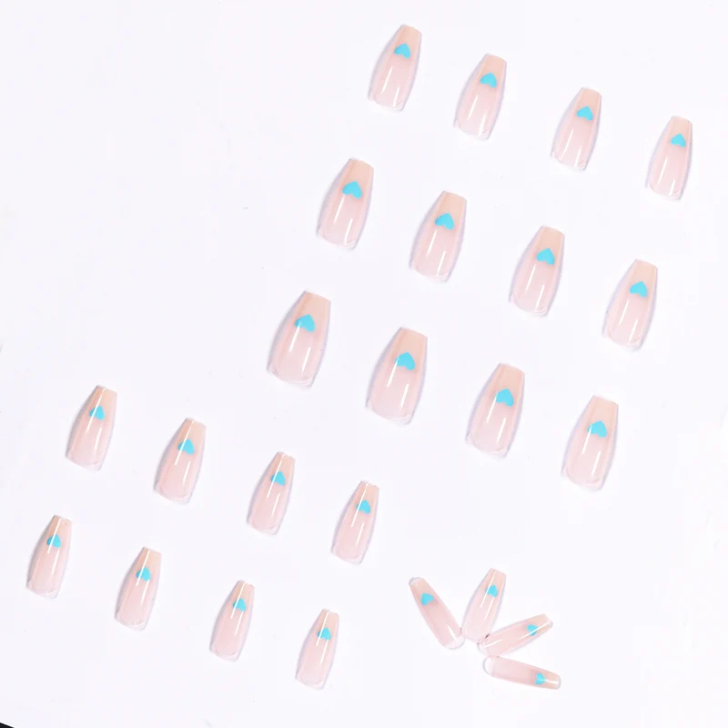 Kunstvolle Nailart mit Herzmotiven Karnz
