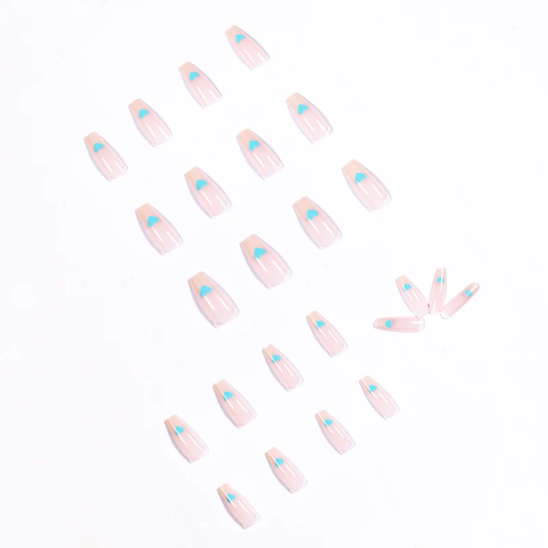 Kunstvolle Nailart mit Herzmotiven Karnz