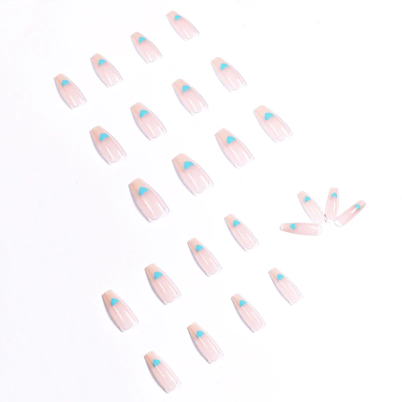 Kunstvolle Nailart mit Herzmotiven Karnz