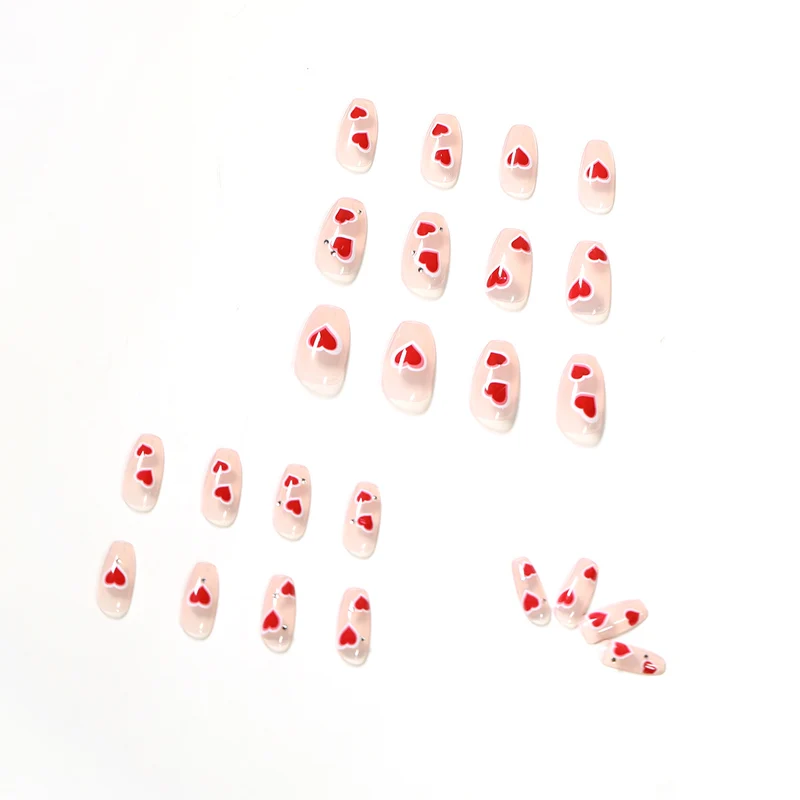 Kunstvolle Nailart mit Herzdesign Karnz