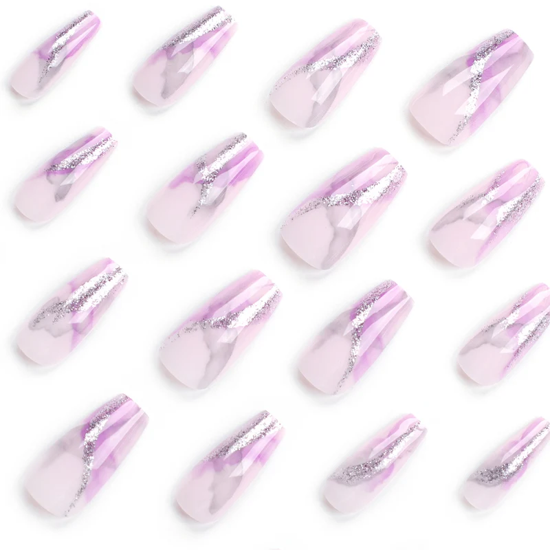 Kunstvolle Nailart mit Glitzerdetails Karnz
