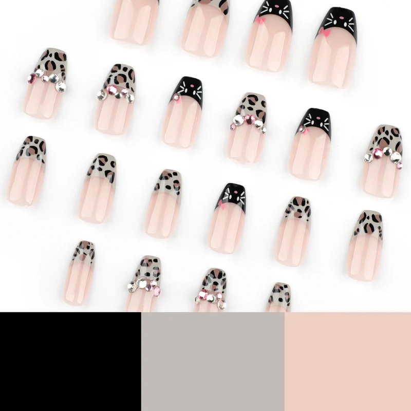 Kunstvolle Nailart mit Glamourösen 3D-Verzierungen Karnz