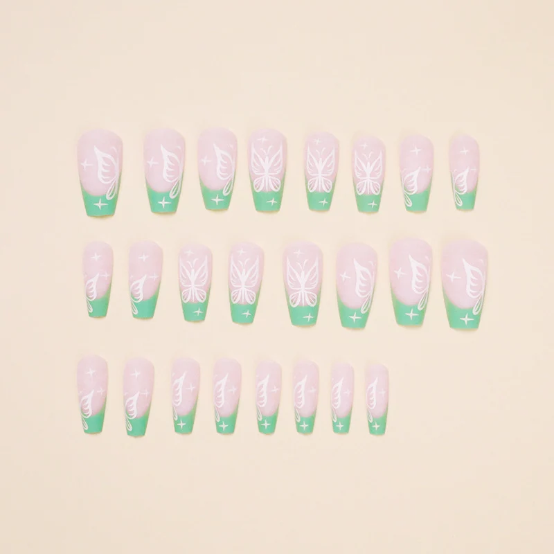 Kunstvolle Nailart mit floralen Akzenten Karnz