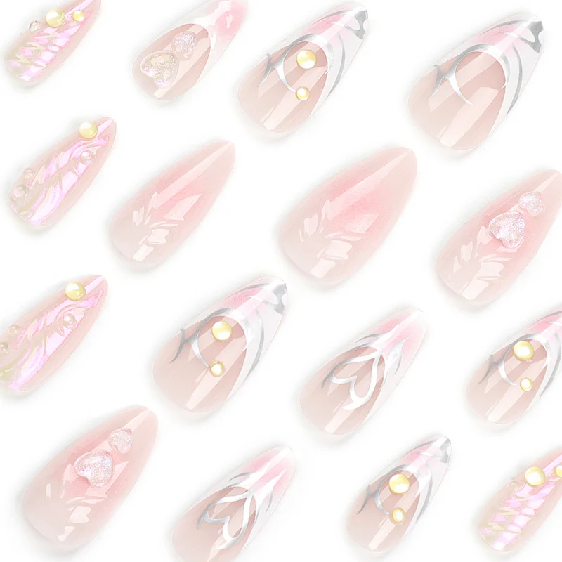 Kunstvolle Nagelverlängerungen mit zweidimensionalem Design und Glitzerakzenten Karnz