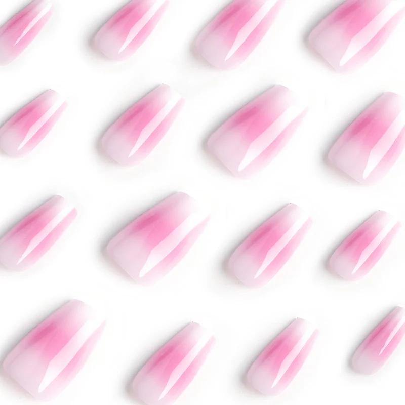 Kunstvolle Nagelverlängerungen mit zartem Ombre-Effekt Karnz