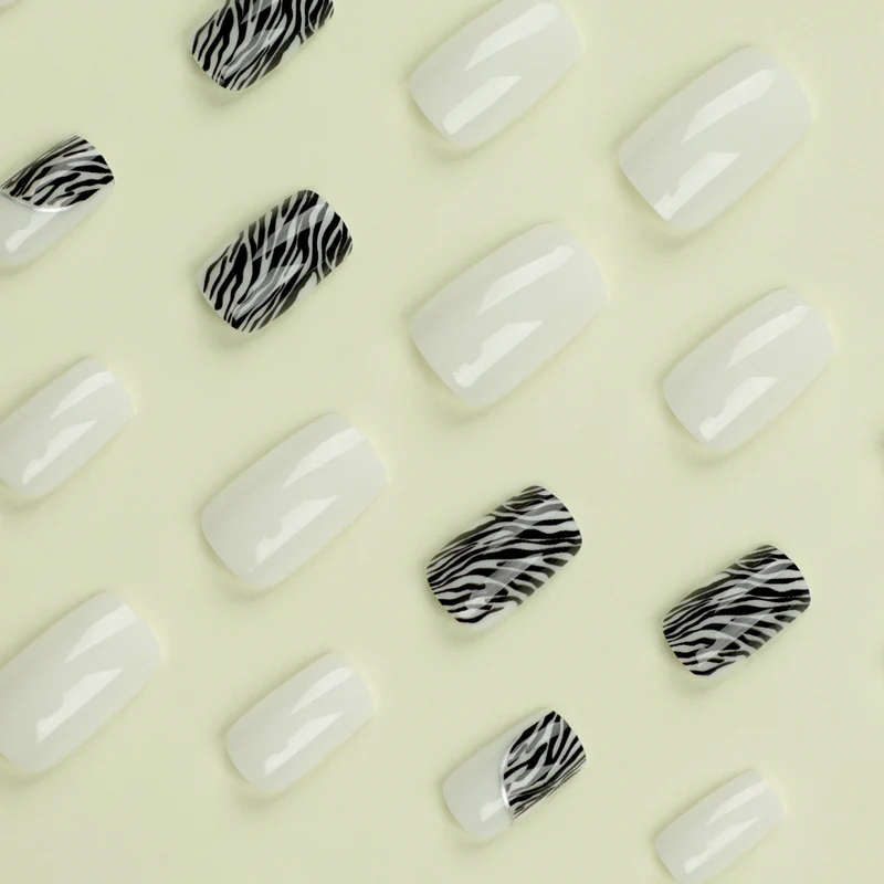 Kunstvolle Nagelverlängerungen mit stilvollem Zebra-Muster Karnz